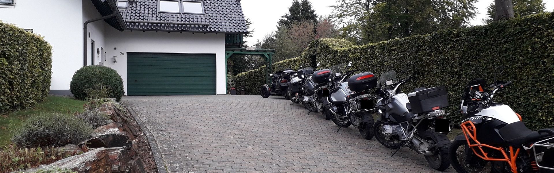 Gästehaus mit Motorrädern
